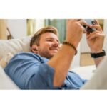 POLY Écouteurs noir charbon Voyager Free 60+ UC + adaptateur USB-C BT700 + étui de charge avec écran tactile (7Y8G4AA) – Image 7