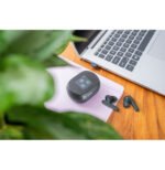POLY Écouteurs noir charbon Voyager Free 60+ UC + adaptateur USB-C BT700 + étui de charge avec écran tactile (7Y8G4AA) – Image 8