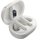 POLY Écouteurs sable blanc Voyager Free 60+ UC + adaptateur USB-A BT700 + étui de charge avec écran tactile (7Y8G5AA) – Image 3