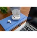 POLY Écouteurs sable blanc Voyager Free 60+ UC + adaptateur USB-A BT700 + étui de charge avec écran tactile (7Y8G5AA) – Image 8