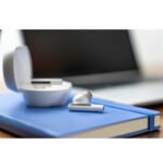 POLY Écouteurs sable blanc Voyager Free 60+ UC + adaptateur USB-A BT700 + étui de charge avec écran tactile (7Y8G5AA) – Image 9