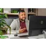 POLY Écouteurs sable blanc Voyager Free 60+ UC + adaptateur USB-C BT700 + étui de charge avec écran tactile (7Y8G6AA) – Image 7