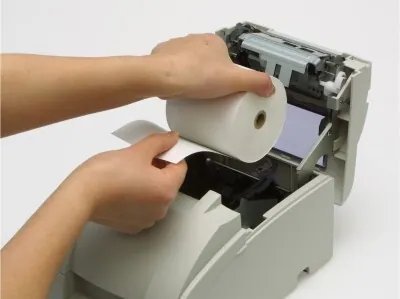 cmsq1adjs01w2qgrq94kb36e4.jpg Epson TM-U220B – Imprimante matricielle à impact avec massicot (C31C514057BE) – Image 1