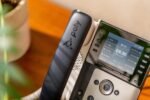 POLY Téléphone IP Edge E320 compatible PoE Téléphone IP Poly Edge E320 compatible PoE (82M88AA) – Image 9