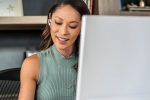 POLY Écouteurs sable blanc Voyager Free 60+ UC + adaptateur USB-C BT700 + étui de charge avec écran tactile (7Y8G6AA) – Image 7