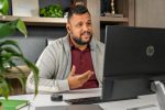 POLY Écouteurs sable blanc Voyager Free 60+ UC + adaptateur USB-C BT700 + étui de charge avec écran tactile (7Y8G6AA) – Image 2
