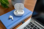 POLY Écouteurs sable blanc Voyager Free 60+ UC + adaptateur USB-C BT700 + étui de charge avec écran tactile (7Y8G6AA) – Image 3