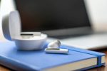 POLY Écouteurs sable blanc Voyager Free 60+ UC + adaptateur USB-C BT700 + étui de charge avec écran tactile (7Y8G6AA) – Image 8