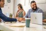 POLY Micro-casque Voyager Surround 80 UC USB-C certifié Microsoft Teams + adaptateur USB-C/A (8G7U0AA) – Image 3